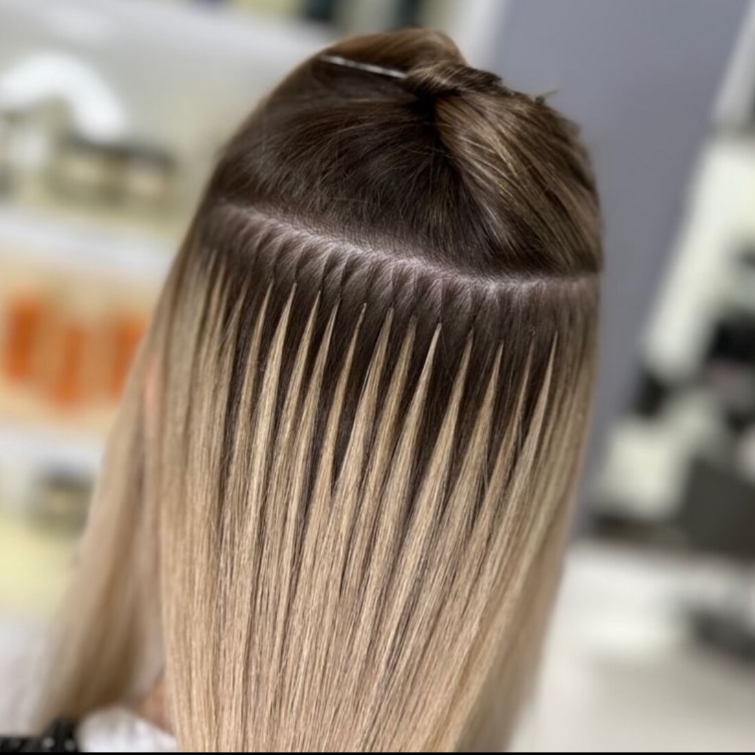 Individual extension strands placed close to the scalp